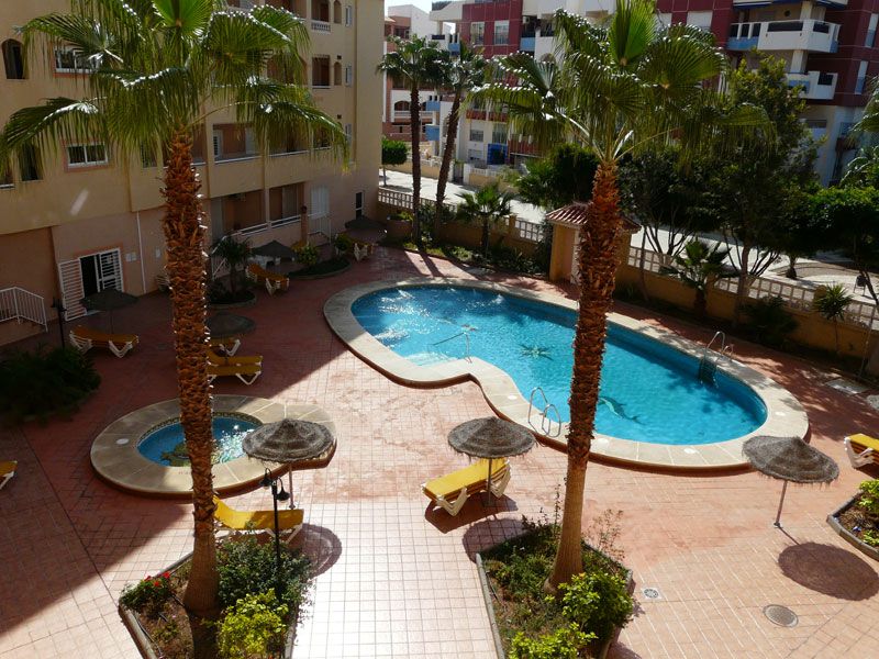 Piscina de los Apartamentos Maracay en Roquetas de Mar